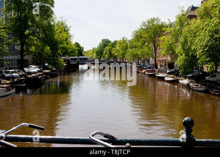 Une doublure Houseboats Amsterdam canal n Banque D'Images