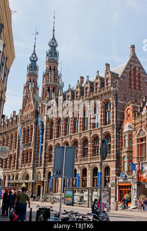 Magna Plaza à Amsterdam avec deux spires dans l'arrière-plan Banque D'Images