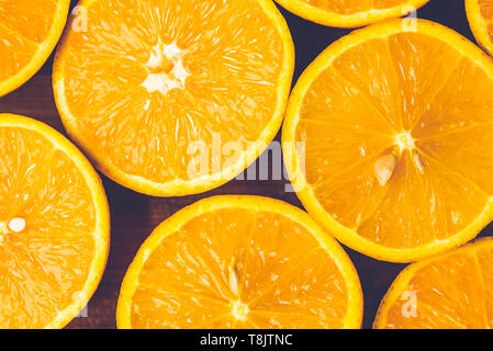 Fond orange. Libre de la moitié des fruits à côté de l'autre Banque D'Images