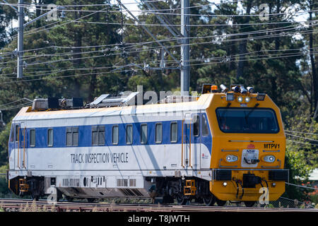 Blue Mountains, Australie - 26 Avril 2019 : véhicule d'inspection de la voie ferroviaire de l'état de NSW se déplace le long des rails de chemin de fer dans les montagnes bleues sur un en Banque D'Images