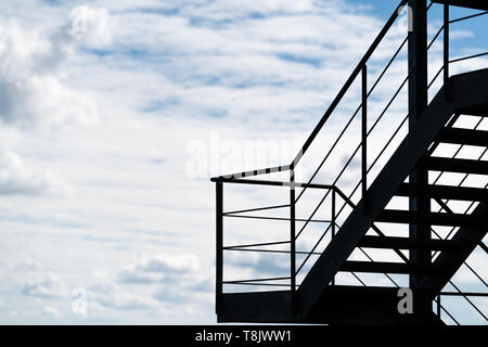 Stairway to heaven - une issue de secours ou un escalier extérieur sur un immeuble découpé sur un ciel nuageux Banque D'Images