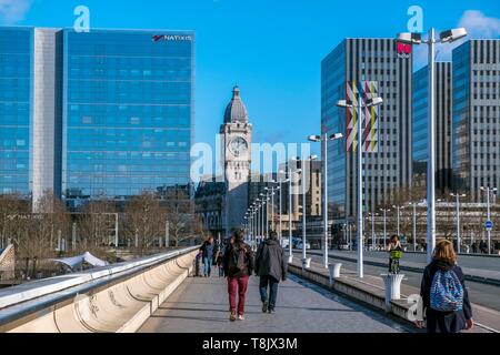 France, Paris, le Pont Charles de Gaulle par les architectes Louis Arretche et Roman Karansinski Gerald et d'affaires de la Gare de Lyon, la Tour de l'Horlo Banque D'Images