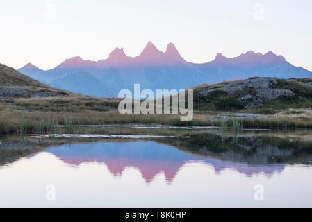 France, Savoie, Saint Jean de Maurienne, le plus grand domaine cyclable au monde a été créé dans un rayon de 50 km autour de la ville. À la croix de fer, le lever du soleil sur les aiguilles d'Arves et le lac Guychard Banque D'Images