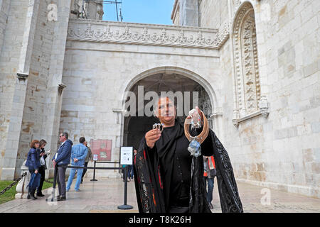 Femme plus commerçant vente de bijoux aux touristes à l'entrée à l'extérieur de monastère des Hiéronymites de Belém de Lisbonne, Lisbonne, Portugal, Europe KATHY DEWITT Banque D'Images