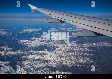 L'avion de vew aériennes à Alpes sous la neige. Banque D'Images
