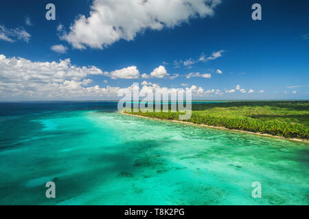 Vue aérienne de la plage de l'île tropicale. Banque D'Images