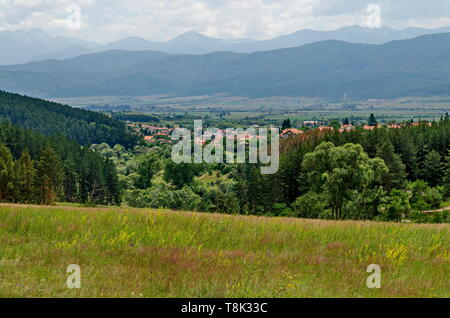 Scène de printemps avec glade, forêt et le quartier résidentiel de Alino Village bulgare dans la montagne de Rila et Plana près de montagnes, Verila Bulgarie Banque D'Images