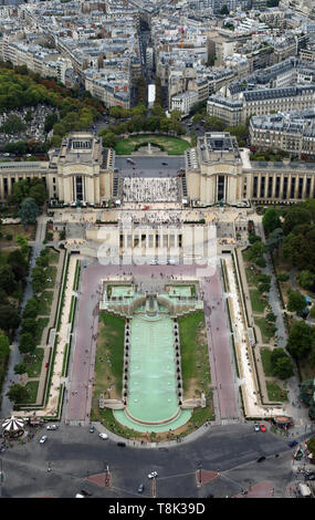 Paris, France - le 21 août 2018 : magnifique vue panoramique du Palais de Chaillot et Fountaines de niveau supérieur de la Tour Eiffel Banque D'Images