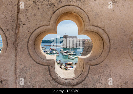 Fort St. Ivana et vieux port de plaisance à Dubrovnik par stone détail sculpté sur le mur Banque D'Images