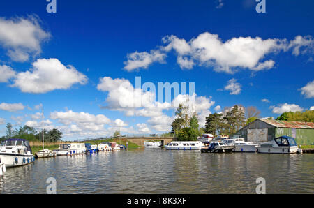 Une vue de Ludham pont avec la A1062 road traversant la rivière à Ant Ludham, Norfolk, Angleterre, Royaume-Uni, Europe. Banque D'Images