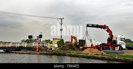 Ingénieurs travaillent sur le retrait de l'épave et du contrôle de l'équipement d'exploitation à Coxheads pont tournant, à la suite d'un acte de vandalisme avec une JCB. Banque D'Images