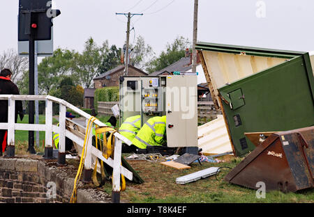 Ingénieurs travaillent sur le retrait de l'épave de l'électronique de commande pour Coxheads pont tournant, à la suite d'un acte de vandalisme avec une JCB CW 6703 Banque D'Images