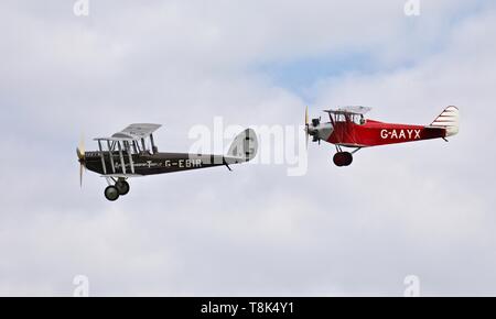 1924 de Havilland DH.51 'MISS KENYA' volant en formation avec un Sud 1929 à la saison premiere Martlet à Shuttleworth le 5 mai 2019 Banque D'Images