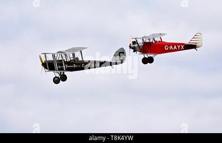 1924 de Havilland DH.51 'MISS KENYA' volant en formation avec un Sud 1929 à la saison premiere Martlet à Shuttleworth le 5 mai 2019 Banque D'Images