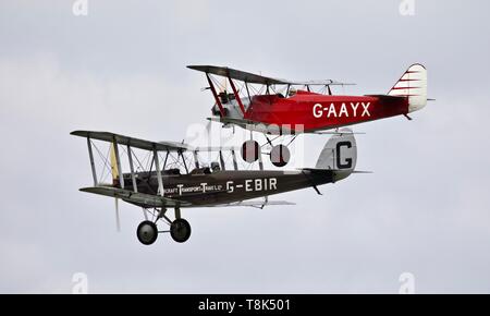 1924 de Havilland DH.51 'MISS KENYA' volant en formation avec un Sud 1929 à la saison premiere Martlet à Shuttleworth le 5 mai 2019 Banque D'Images