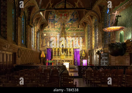 Autel principal de la basilique du Saint-Sang. Cet autel néogothique richement décoré est avec dorures et reliefs colorés des anges. Banque D'Images