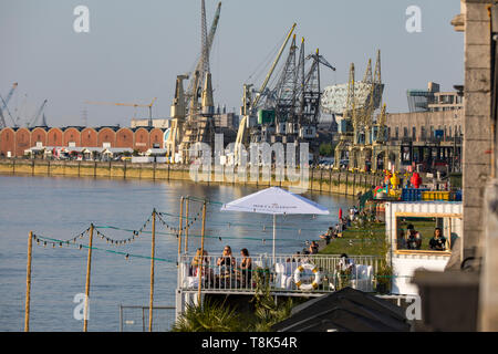 Froid le soir sur les rives de l'Escaut, sur la rive droite, l'ancienne zone portuaire, d'Anvers, Flandre, Belgique, le vieux port, des restaurants, des grues Banque D'Images