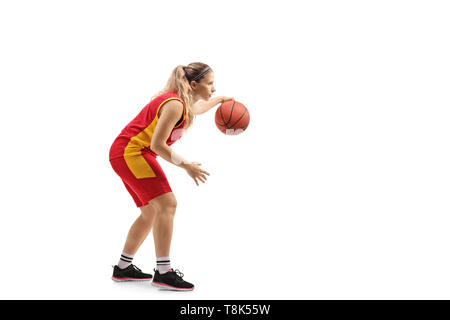 Profil de toute la longueur d'un joueur de basket-ball féminin à la tête d'un ballon isolé sur fond blanc Banque D'Images