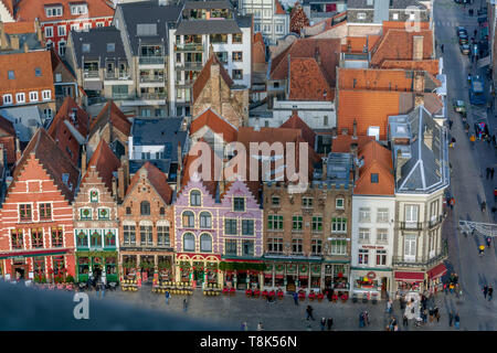 Vue de la Place du Marché médiévale de Bruges (Markt) avec coloré décoré maisons de guilde à partir du haut de la tour du beffroi. Paysage fantastique avec carreaux rouge Banque D'Images