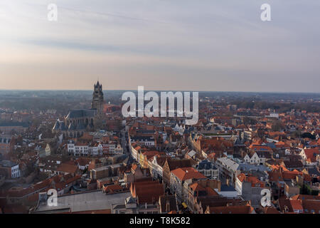 Bruges Ville fantastique avec des toits de tuiles rouges et tour de la cathédrale Saint-Salvator dans journée d'hiver. Vue de la ville médiévale de Bruges à partir de la partie supérieure de Banque D'Images