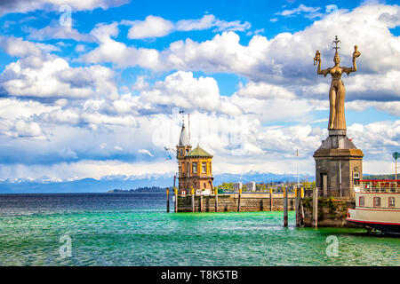 La ville de Constance sur le lac Constace, Bodensee. La vue depuis le bateau sur le port avec une grande statue et phare. La ville se trouve en Allemagne et Swi Banque D'Images