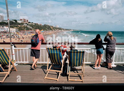 AJAXNETPHOTO - 2009. BOURNEMOUTH, Angleterre. - Les foules affluent à la plage sur une chaude journée d'été. photo:JONATHAN EASTLAND/AJAX REF:CD920082  27 29 Banque D'Images