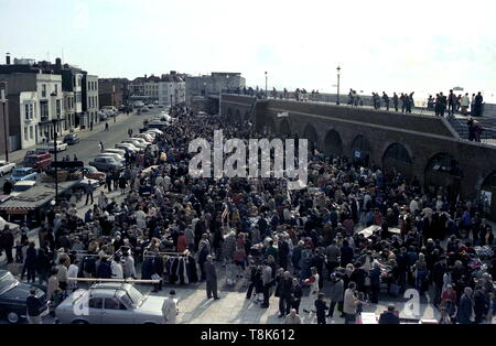 AJAXNETHOTO. 1968. Vieux Portsmouth, Angleterre. - Marché DE PLEIN AIR ET D'ARCHES EXPOSITION D'ART, Broad Street. PHOTO:JONATHAN EASTLAND/AJAX REF:120104  EPS 11 Banque D'Images