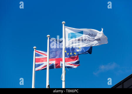 Union Jack et de l'Union européenne en dehors de la drapeaux Liverpool d expositions sur Kings Dock Liverpool, partie de l'ACC Liverpool Groupe. Banque D'Images