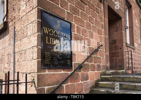 Horaires d'entrée et étapes à Woolton bibliothèque, Allerton Road, Liverpool (maintenant fermé). Temps d'ouverture ont été grossièrement obscurci avec ruban noir. Banque D'Images