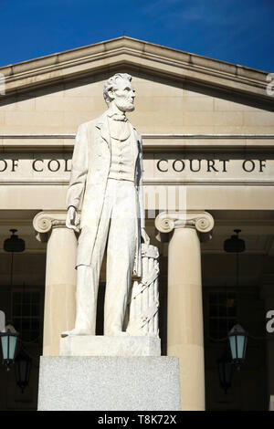 La statue en marbre d'Abraham Lincoln par le Lot Flannery en face du District de Columbia, la Cour d'appel. La place du pouvoir judiciaire. Washington D.C.USA Banque D'Images