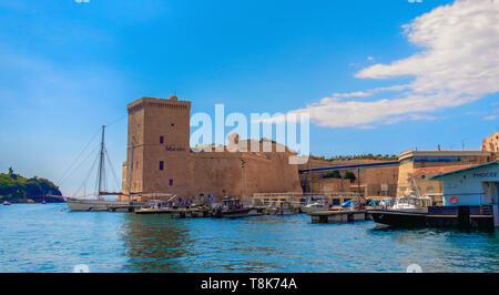 Marseille, France, juin 2018, Fort Saint-Jean vu de la Mer Méditerranée Banque D'Images