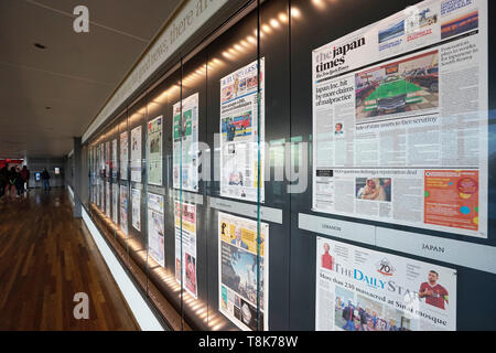 Chaque journée de premières pages de journaux du monde entier s'affichent dans le Newseum au 555 Pennsylvania Avenue.Washington DC.USA Banque D'Images