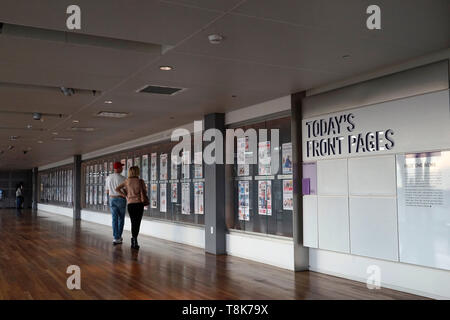 Chaque journée de premières pages de journaux du monde entier s'affichent dans le Newseum au 555 Pennsylvania Avenue.Washington DC.USA Banque D'Images