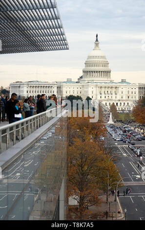 L'avis de United States Capitol et la colline du Capitole avec Pennsylvania Avenue en premier plan du tarrace de Newseum. Washington D.C.USA Banque D'Images