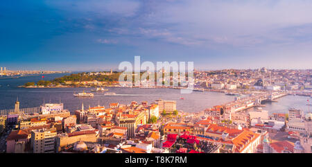 Pont de Galata sur la Corne d'or, avec les mosquées dans l'arrière-plan, vue de la tour de Galata. Magnifique coucher de soleil en Turquie, Istanbul. Banque D'Images