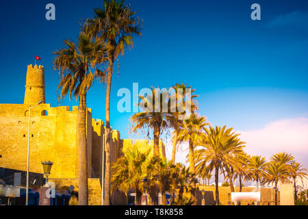 Ribat de Monastir en Tunisie, l'Afrique en journée d'été. Forteresse de Pierre Ribat avec une tour dans la ville de Monastir. Tunisie Banque D'Images