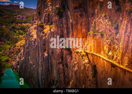 Caminito del Rey. Route de l'ancienne belle et très étroit pont entre deux montagnes abruptes sur le canyon de la rivière de montagne avec au fond. Un Banque D'Images