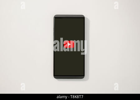 Logo de l'app youtube sur l'écran du smartphone. Banque D'Images