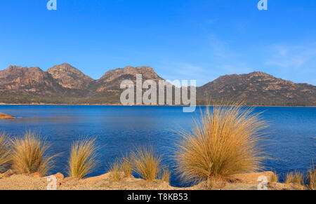 Les dangers de la Péninsule de Freycinet Coles Bay avec vue sur l'eau et le ciel bleu et l'espace de copie. Banque D'Images