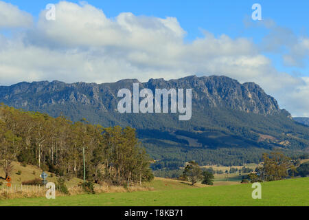Mont Roland à l'extrémité nord de la grande région de l'ouest de la Tasmanie est Niveaux de 1233 mètres de hauteur. Banque D'Images
