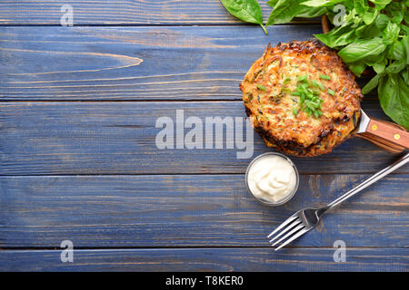 Carte avec les courgettes crêpes et de sauce sur la table en bois Banque D'Images