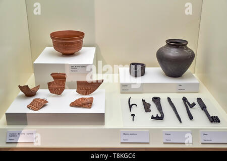 Céramique ancienne ustensiles et armes romaines dans la maison musée romain dans la ville de Juliobriga, Cantabria, Spain, Europe Banque D'Images