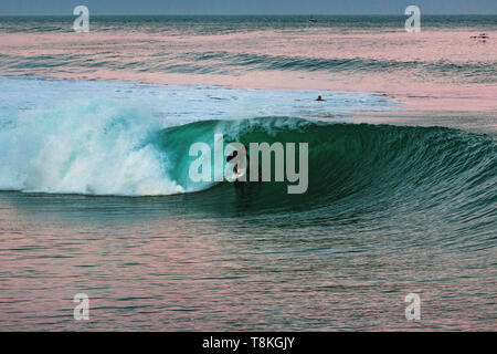 Session Surfig avec des vagues tubulaires parfaites à cabo blanco lima Pérou Banque D'Images