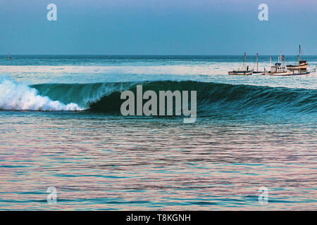 Session Surfig avec des vagues tubulaires parfaites à cabo blanco lima Pérou Banque D'Images