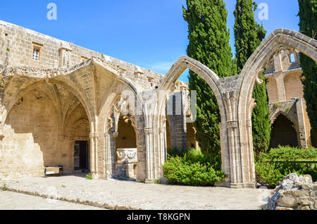 Bellapais,Chypre - Oct 30th 2018 : ruines de l'abbaye de Bellapais historiques avec les anciens murs et voûtes. Le monastère médiéval est situé dans la partie turque Banque D'Images