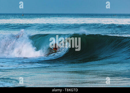 Session Surfig avec des vagues tubulaires parfaites à cabo blanco lima Pérou Banque D'Images