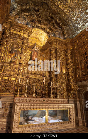 La chapelle de Notre Dame de la doctrine, l'Igreja de São Roque, Lisbonne, Portugal : kitsch, paillettes et bling Banque D'Images