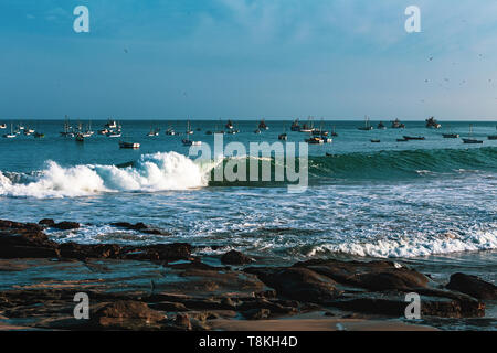 Session Surfig avec des vagues tubulaires parfaites à cabo blanco lima Pérou Banque D'Images