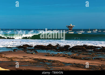 Session Surfig avec des vagues tubulaires parfaites à cabo blanco lima Pérou Banque D'Images