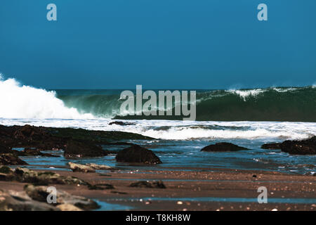 Session Surfig avec des vagues tubulaires parfaites à cabo blanco lima Pérou Banque D'Images